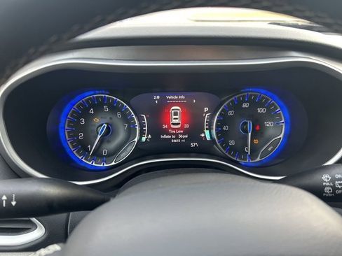 Used 2024 Chrysler Pacifica Touring-L image 10