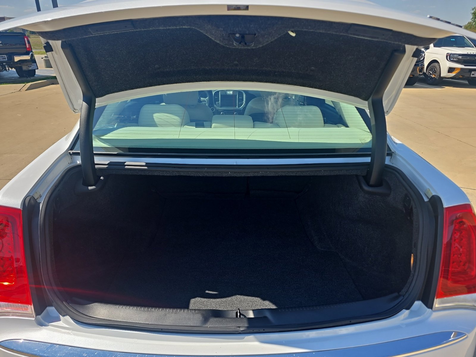 Used 2015 Chrysler 300 Limited RWD image 5