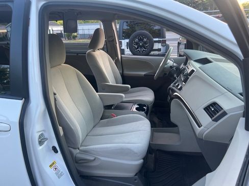 Used 2012 Toyota Sienna LE FWD image 17