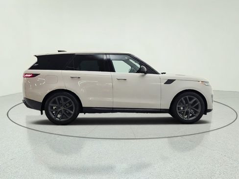 Used 2025 Land Rover Range Rover Sport SE AWD/4WD image 4
