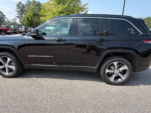 Used 2025 Jeep Grand Cherokee Limited w/ Luxury Tech Group II AWD/4WD image 11