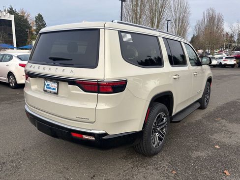 Used 2022 Jeep Wagoneer Series III w/ Flexible Seating Group image 5