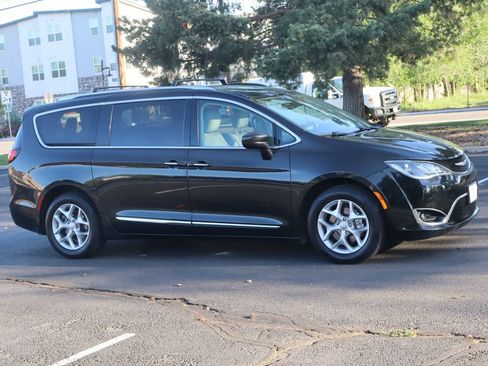Used 2019 Chrysler Pacifica Touring-L Plus w/ Tire & Wheel Group FWD image 2