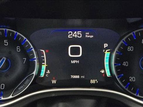 Used 2024 Chrysler Pacifica Touring-L FWD image 10