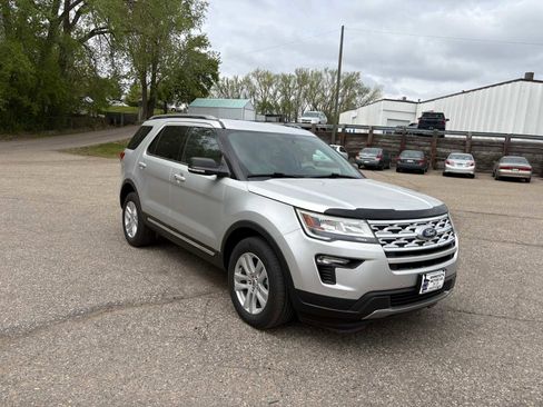 Used 2019 Ford Explorer XLT w/ Equipment Group 202A AWD/4WD image 2