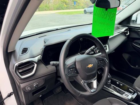 Used 2024 Chevrolet TrailBlazer LT w/ LT Cold Weather Package AWD/4WD image 9