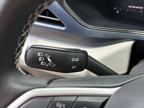 Used 2022 Volkswagen Taos SE w/ Panoramic Sunroof Package FWD image 36