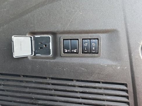 Used 2022 Chevrolet Suburban LT w/ Luxury Package image 36