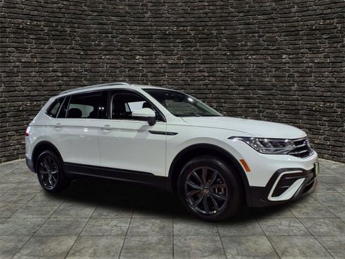 Used 2022 Volkswagen Tiguan SE image 1