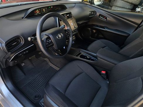 Used 2022 Toyota Prius LE image 9