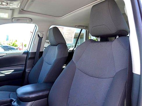 Used 2021 Toyota RAV4 XLE w/ Convenience Package FWD image 10