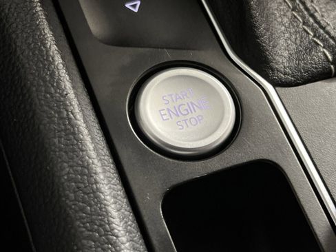 Used 2022 Volkswagen Atlas Cross Sport SE image 31