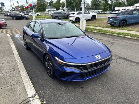 Used 2024 Hyundai Elantra Limited FWD image 2