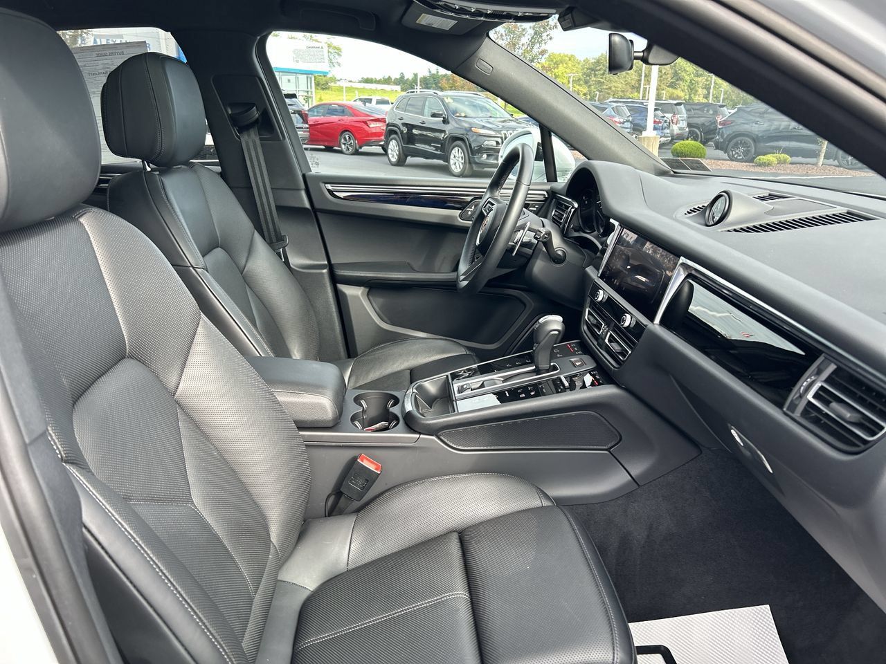 Used 2025 Porsche Macan AWD/4WD image 13