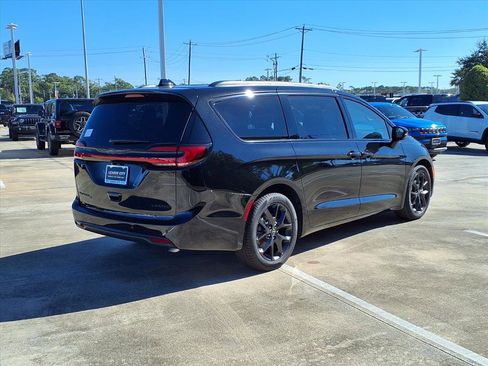 New 2026 Chrysler Pacifica Limited w/ S Appearance Package image 4
