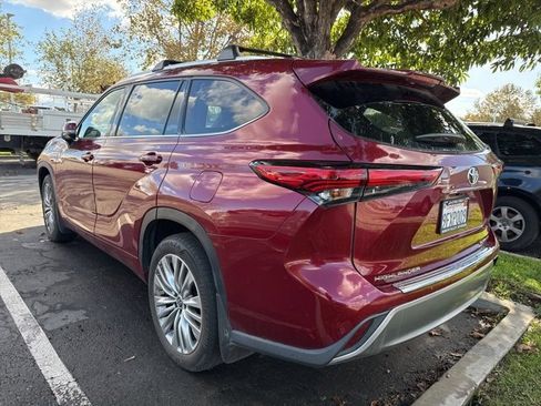 Used 2023 Toyota Highlander Platinum image 2