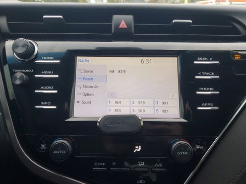 Used 2018 Toyota Camry L image 31