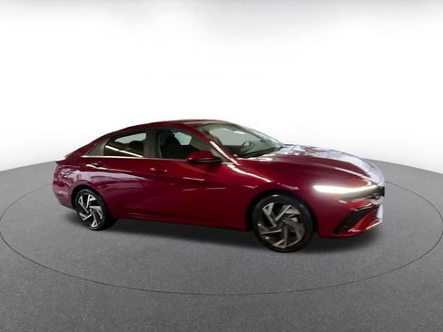 Used 2025 Hyundai Elantra SEL image 2