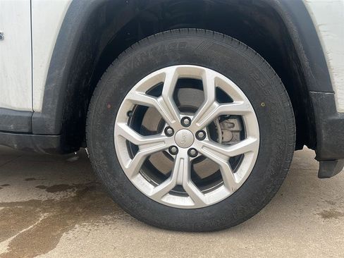 Used 2024 Jeep Compass Latitude image 15