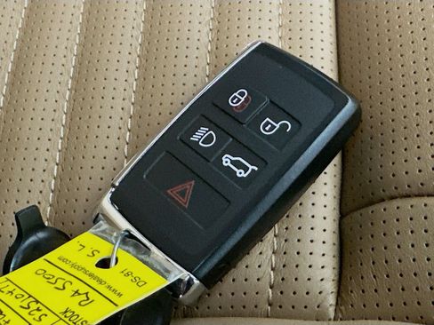 Used 2025 Land Rover Discovery Dynamic SE AWD/4WD image 48