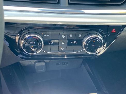 Certified 2025 Chevrolet Trax LT FWD image 12