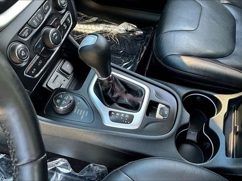 Used 2015 Jeep Cherokee Trailhawk w/ Leather Interior Group AWD/4WD image 18