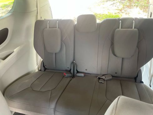 Used 2018 Chrysler Pacifica Touring Plus image 14