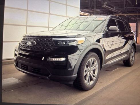 Used 2024 Ford Explorer XLT w/ Equipment Group 202A AWD/4WD image 21