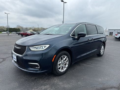 Used 2023 Chrysler Pacifica Touring-L FWD image 3