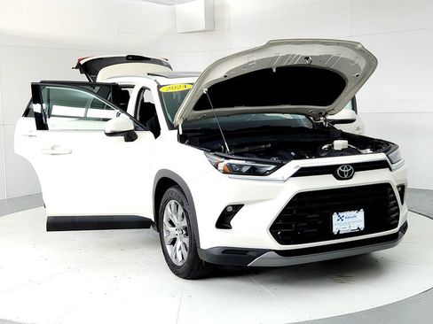 Used 2024 Toyota Grand Highlander AWD image 9