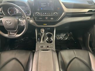 Used 2023 Toyota Highlander XLE FWD video 4