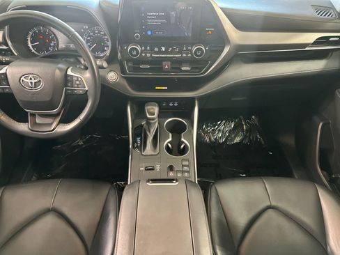 Used 2023 Toyota Highlander XLE FWD image 4