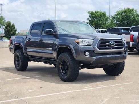 Used 2022 Toyota Tacoma SR5 RWD image 2