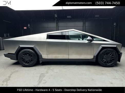 Used 2024 Tesla Cybertruck AWD Crew Cab image 7