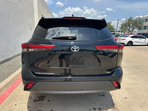 Used 2022 Toyota Highlander XLE FWD image 6