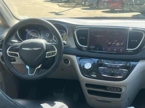 Used 2023 Chrysler Pacifica Touring-L FWD image 21