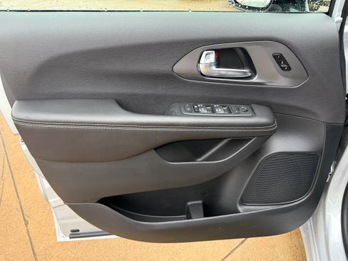 New 2026 Chrysler Pacifica Select image 6