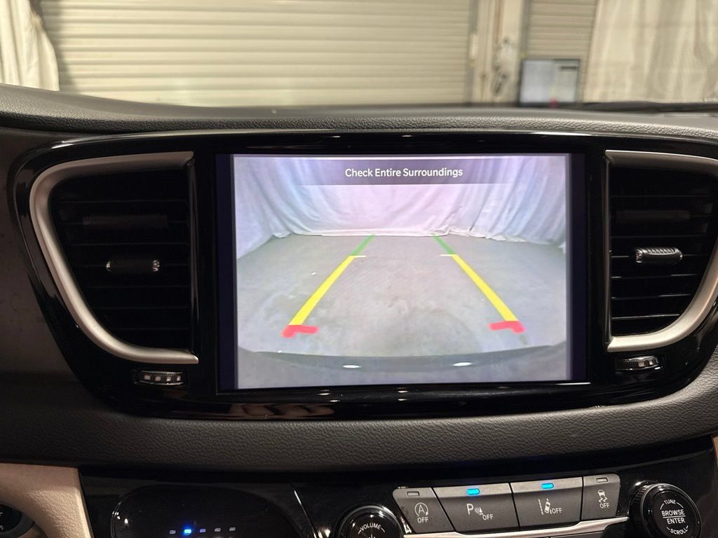Used 2023 Chrysler Pacifica Touring-L FWD image 34