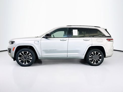 Used 2023 Jeep Grand Cherokee Overland w/ Luxury Tech Group IV AWD/4WD image 4