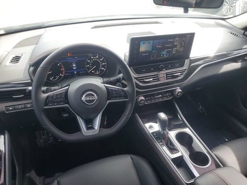 Used 2025 Nissan Altima 2.5 SR w/ SR Premium Package FWD image 11