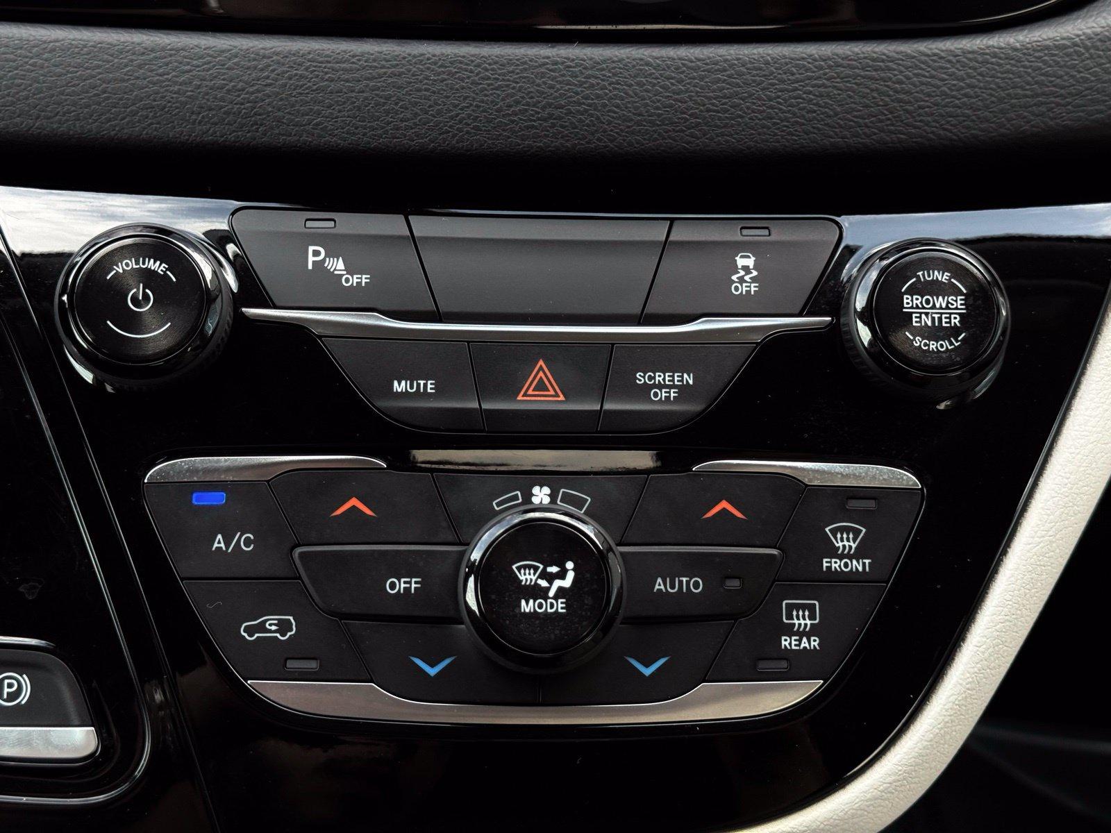 Used 2018 Chrysler Pacifica Touring Plus FWD image 46