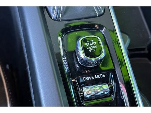 Used 2020 Volvo V60 T6 R-Design image 25