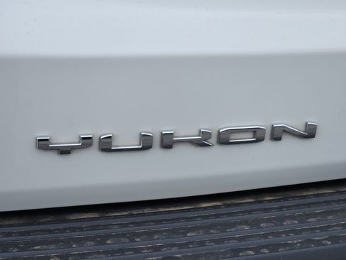 Used 2024 GMC Yukon SLT AWD/4WD image 12
