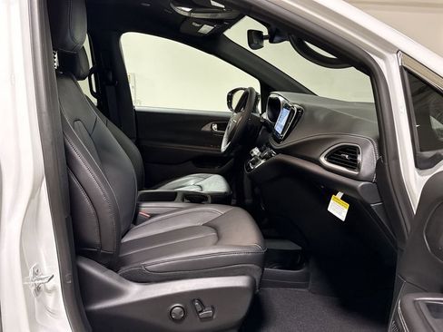 New 2026 Chrysler Pacifica Select AWD/4WD image 22