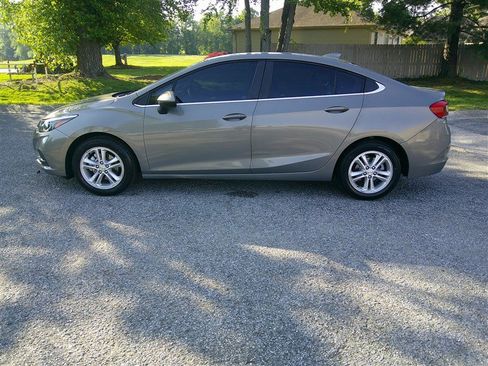 Used 2017 Chevrolet Cruze LT FWD image 2