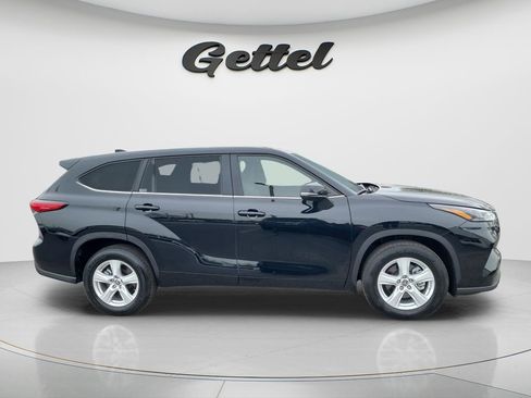 Used 2023 Toyota Highlander LE image 3