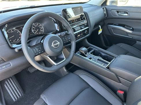 New 2025 Nissan Pathfinder SL image 18