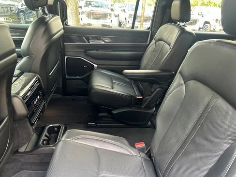 Used 2022 Jeep Wagoneer Series III w/ Premium Group I AWD/4WD image 11