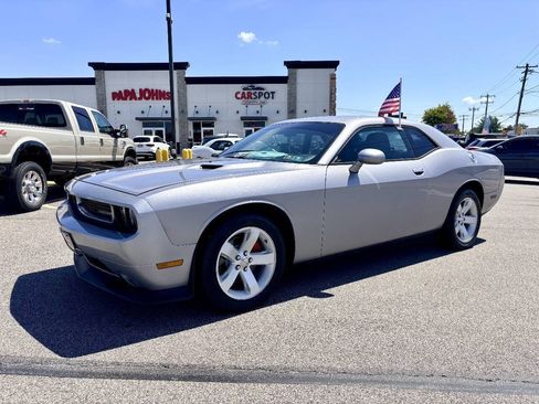 Used 2014 Dodge Challenger SXT RWD image 2