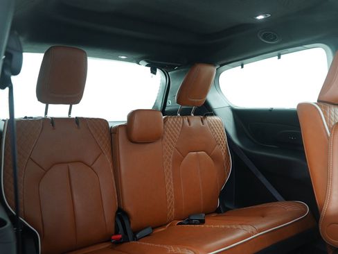 Used 2025 Chrysler Pacifica Pinnacle w/ Trailer Tow Group image 13